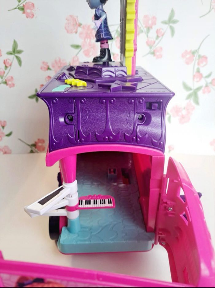 Magnifique Bus Vampirina Rock Disney avec sa petite poupée, le bus fait de la musique et lumières. Très bon état servi deux fois ! Vampirina Disney - photo numéro 7