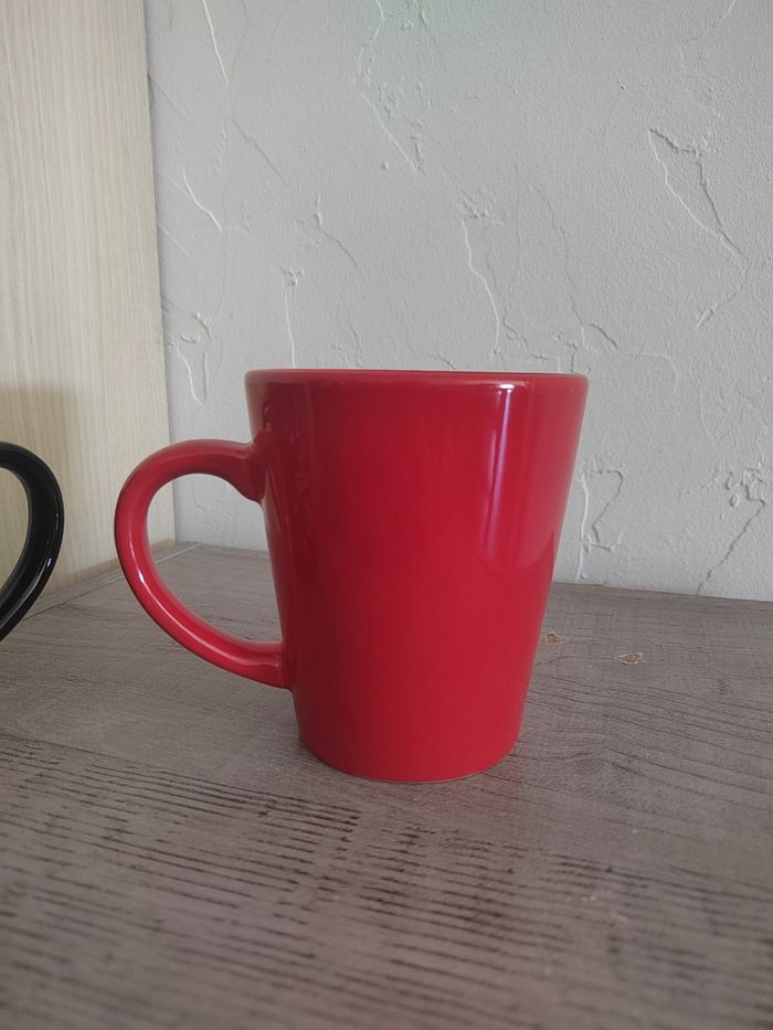 Lot de 2 mugs en céramique imprimés chocolat – rouge et noir – très bon état - photo numéro 3