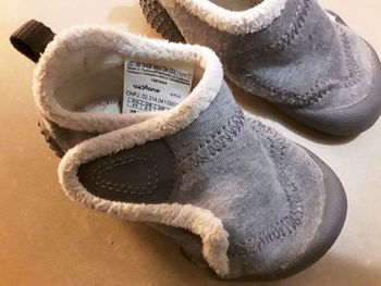 Chaussons de gym BABY LIGHT CHAUD GRIS/BLANC en 23 DECATHLON TBE