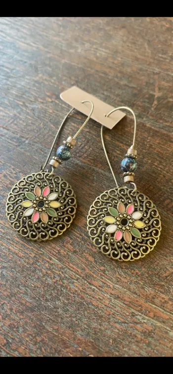 Magnifique paire de boucles d’oreilles avec fleurs et perles