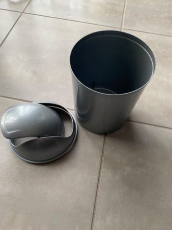 Petite poubelle salle de bain grise 7L