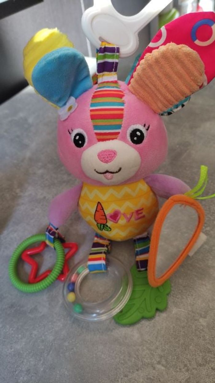 Hochet peluche lapin poussette cosy