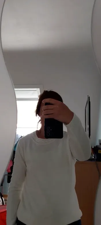 Joli pull avec perles sur le col