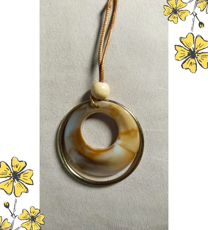 Collier pendentif rond effet marbré miel & anneau doré – Collection Sable & Ébène - photo numéro 6
