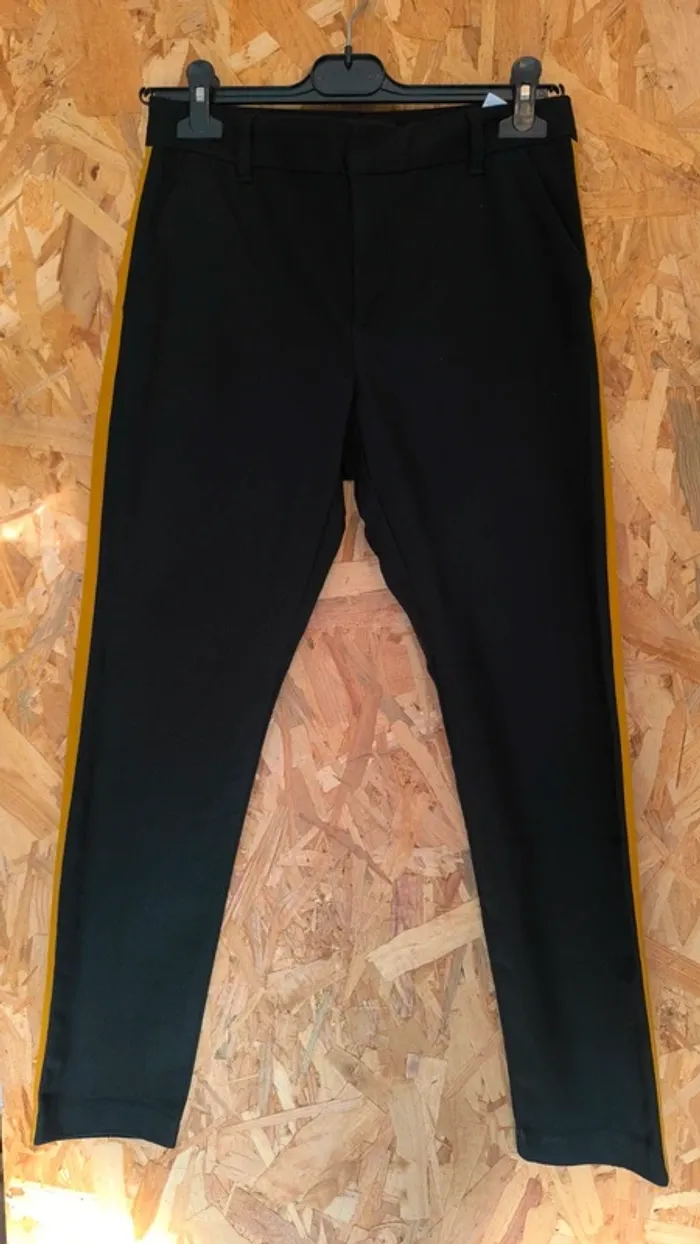 Pantalon noir bande jaune