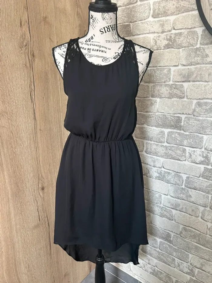 Robe noire avec dentelle taille 36