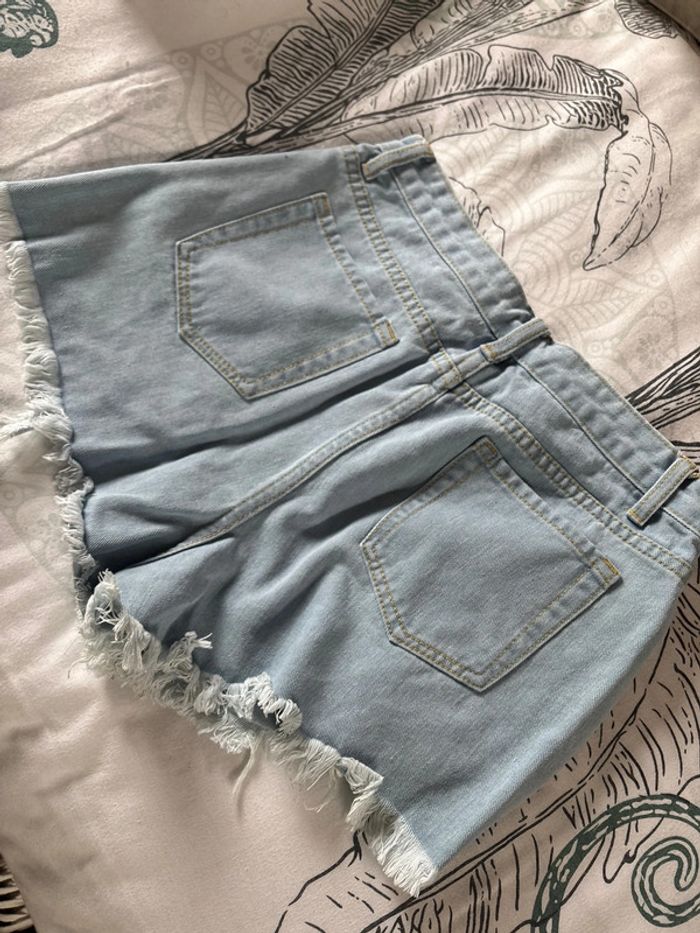 Mini short en jeans troué Shein - photo numéro 4
