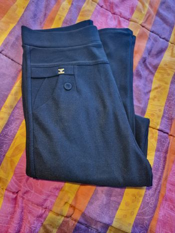 Jolie pantalon stretch coupe droite détails dorés
