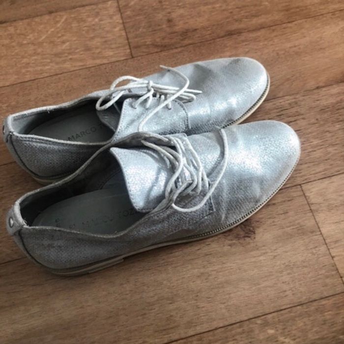 Chaussure gris avec des lacets