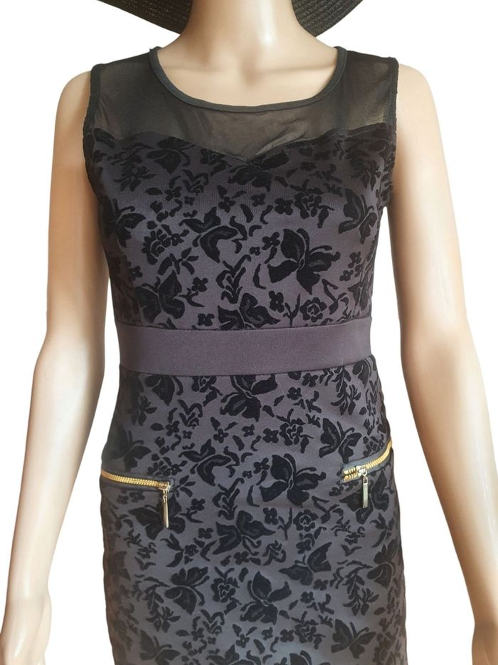 Petite Robe Noire de Soirée – Chic & Romantique – Made in Italy- Taille 38
- photo numéro 4