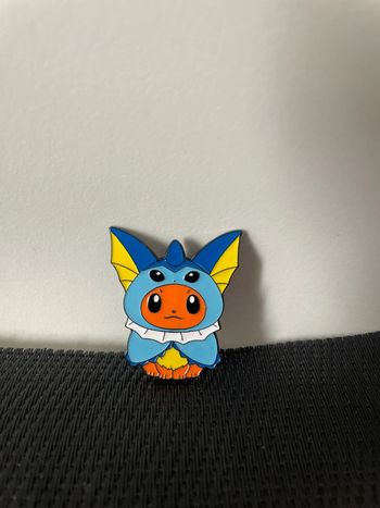 Pin’s Evoli eevee poncho aquali vaporeon Pokémon broche en très bon état