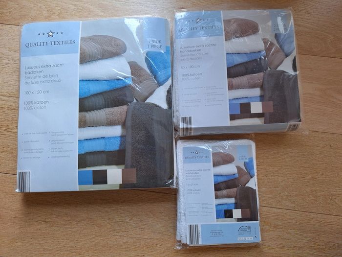 Ensemble de serviettes de bain + gants Quality Textiles blancs neufs - photo numéro 2