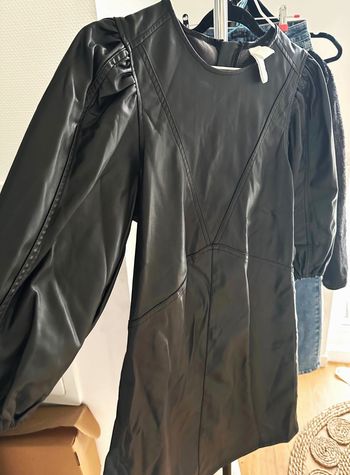 Robe similicuir manches bouffantes H&M