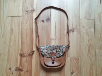 Sac bandoulière camel et motifs