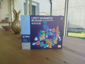Jeu de construction magnétique lumineux – Parcours à billes (81 pièces)