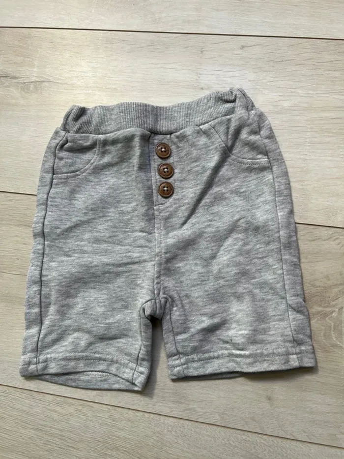 Short bébé garçon.
