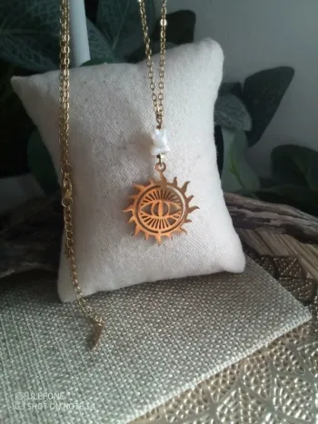 Collier oeil soleil et pierres de nacre blanche naturelle