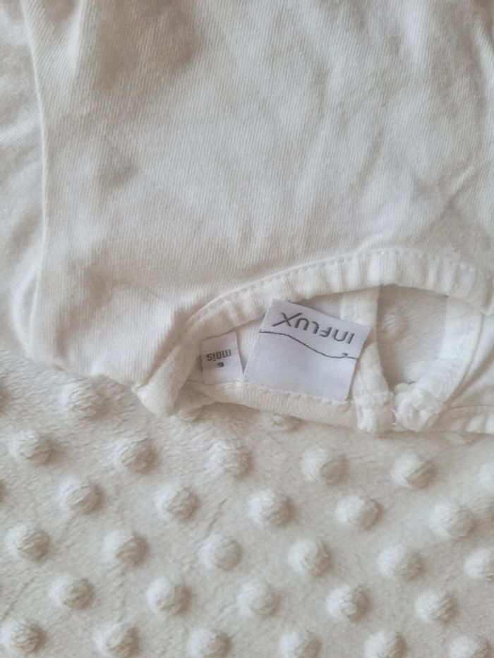 T-shirt manches longues 6 mois – Blanc avec bouton fleur au dos – Look délicat et mixte - photo numéro 3