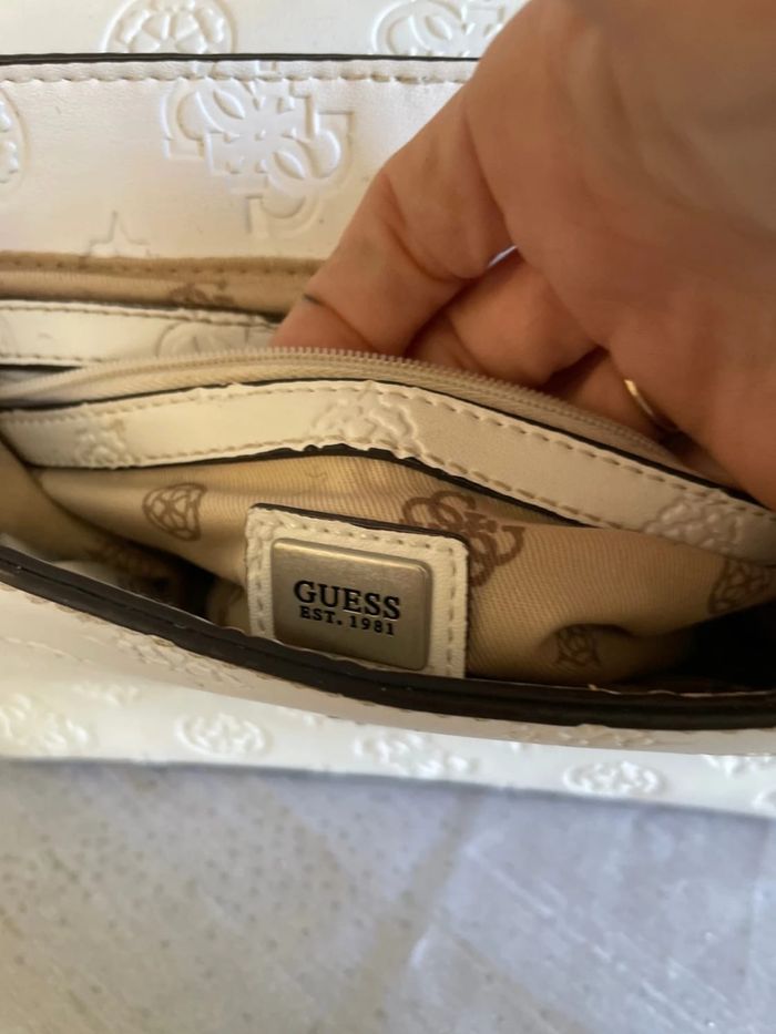 Sac Guess blanc -Très bon état - photo numéro 9