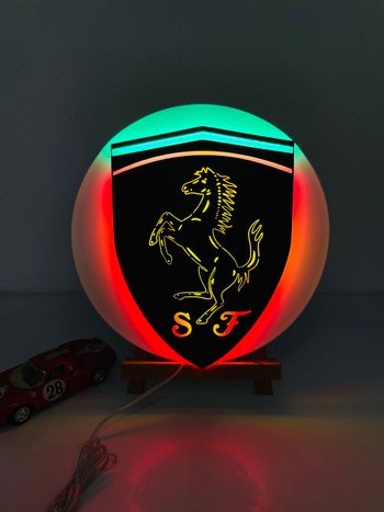 Cadre lumineux LED réalisé sur disque vinyle 33T logo Ferrari 