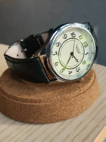 Montre noire large style vintage gothique