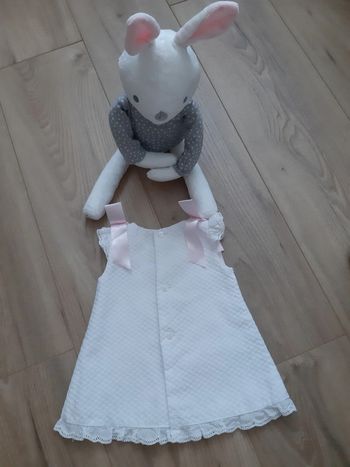 Robe sans manches avec roubain rose sur les épaules