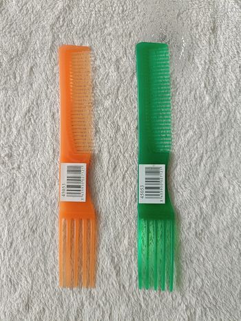 2 peignes (orange et vert)