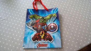 Sac cadeau  Avengers en papier