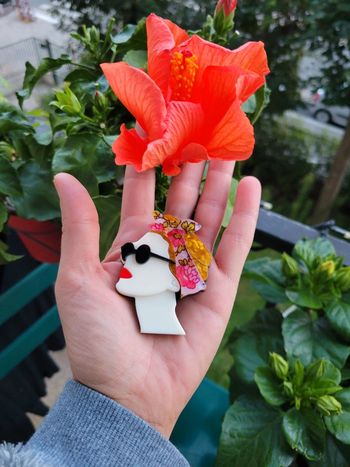 Broche profil femme lunette