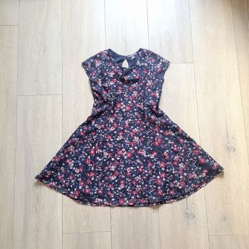 Très jolie robe fine mais doublée,multicolore. Fille 8/9 ans. Marque Primark
