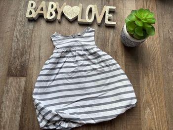 - Robe  - 6 mois - Très bon état 