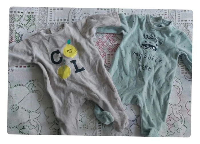 Lot de 2 pyjamas bébé, en très bon état, taille 1 mois - photo numéro 2