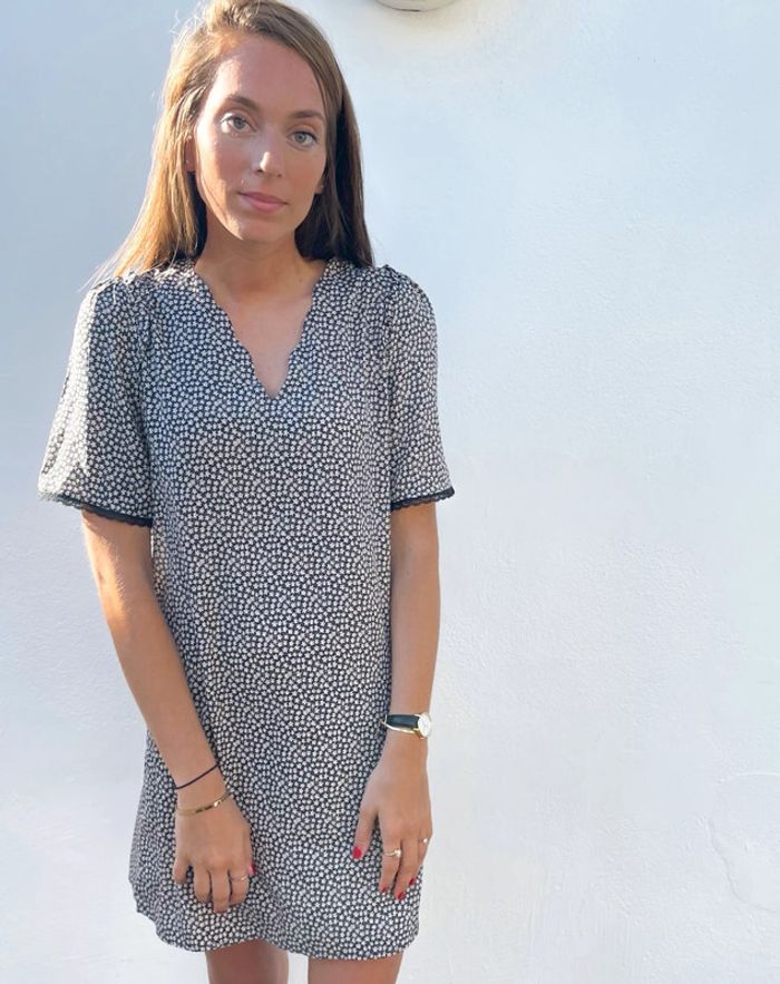 🌟 Robe manches courtes à dentelle noir et blanche à fleurs - photo numéro 5