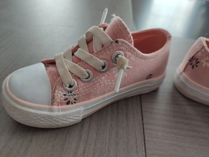 Baskets en toile taille 22 - photo numéro 3