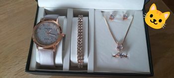 Coffret montre argenté et parure bijoux