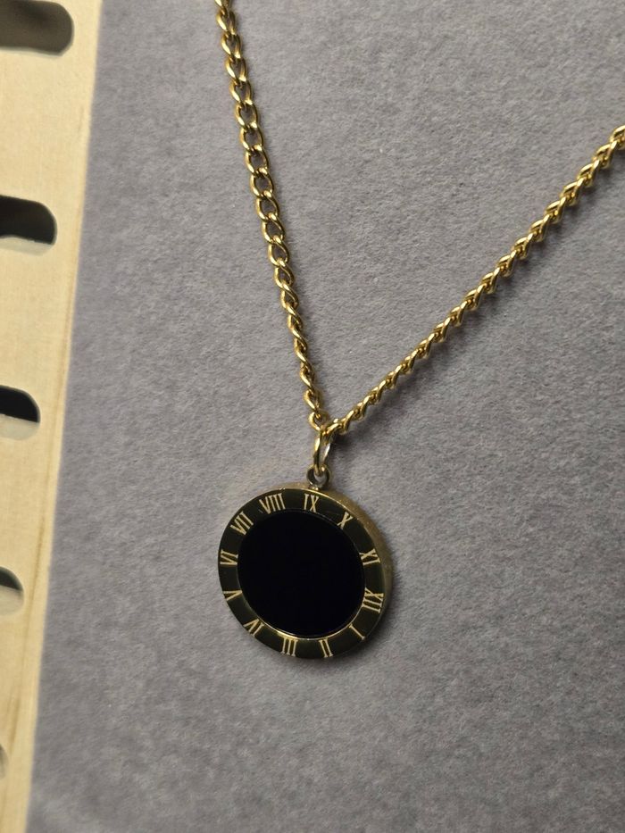 COLLIER CHAÎNE FINE EN ACIE INOXYDABLE DORÉ Style Chiffres Romains / Noir – Neuf |