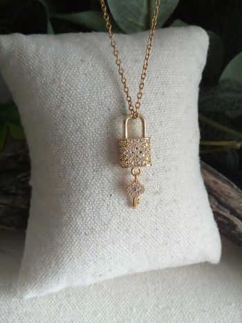 Collier clé et cadenas en acier inoxydable doré et zircons blancs