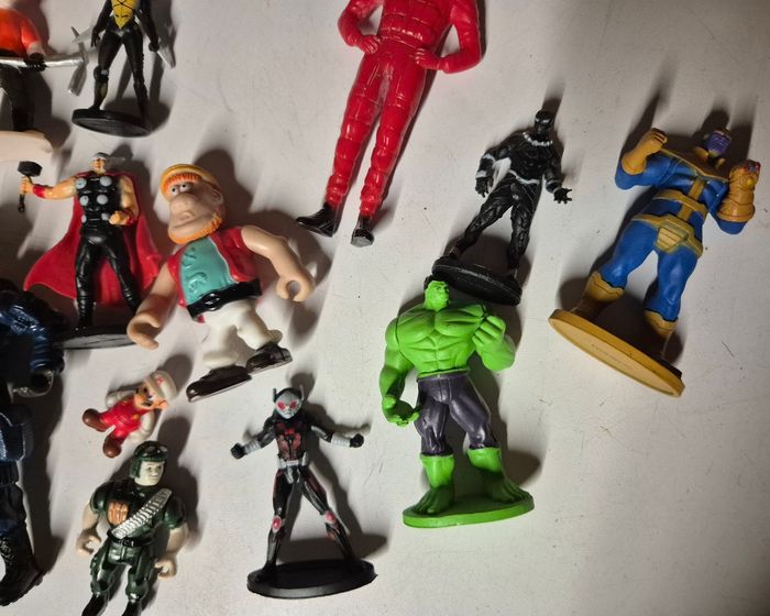 Lot 15 figurines divers personnages marvel de comics Mario etc - photo numéro 6