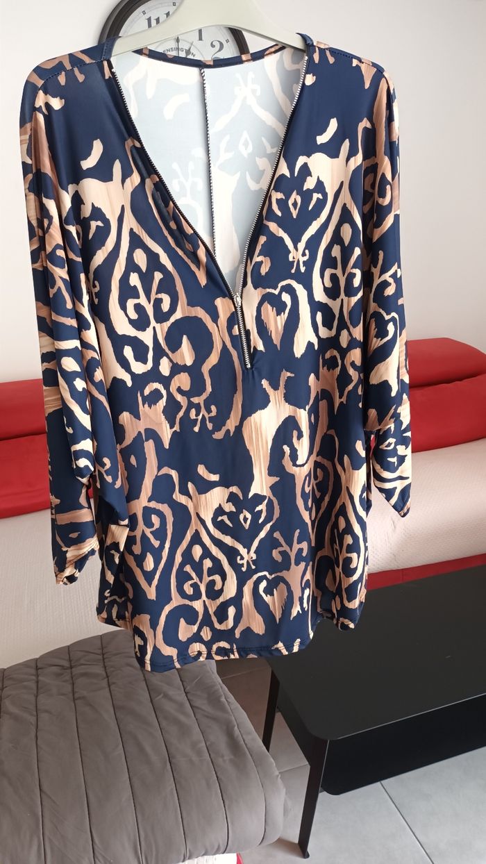 Très jolie tunique habillée T.48 bleu et beige
