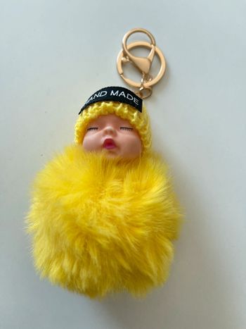 Porte clé bébé boule jaune