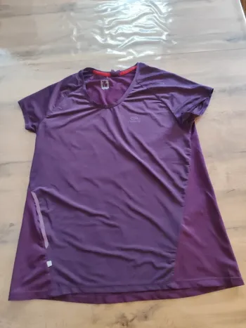 T-shirt Decathlon violet Taille 42. L'allié confort pour vos activités !