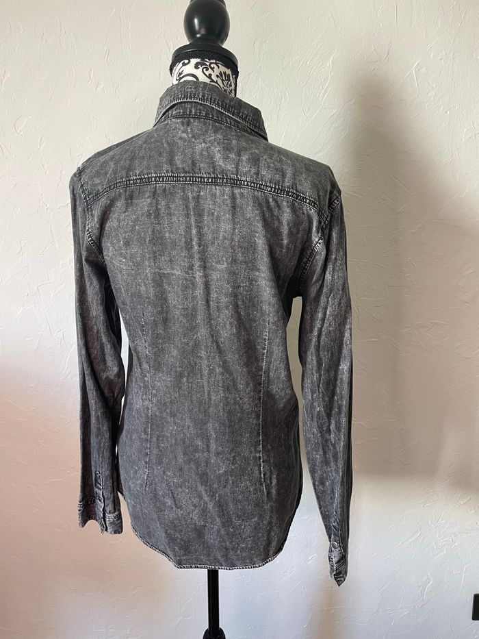 Très jolie chemise manches longues gris noir taille 16 ans kiabi - photo numéro 2