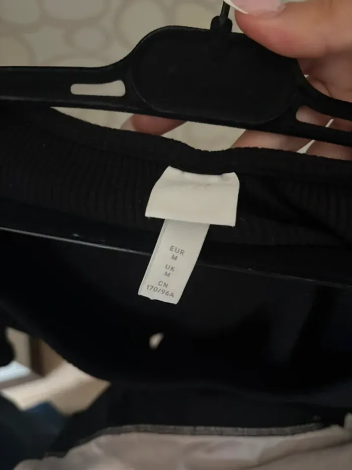 t-shirt manches courtes col rond noir côtelé h&m taille M neuf - photo numéro 3