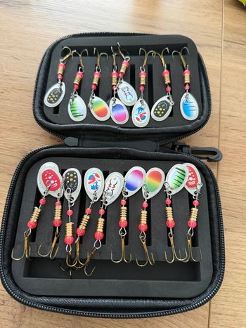 Lot de 16 cuillers  pêche truites  carnassier neuf avec sa pochette