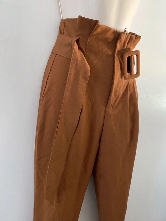 Bershka pantalon t 32  taille haute entre  marron moutarde des photos représentent bien la couleur - photo numéro 15