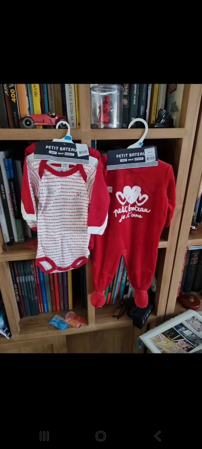 Lot pyjama Petit Bateau + 3 bodys assortis 6 mois