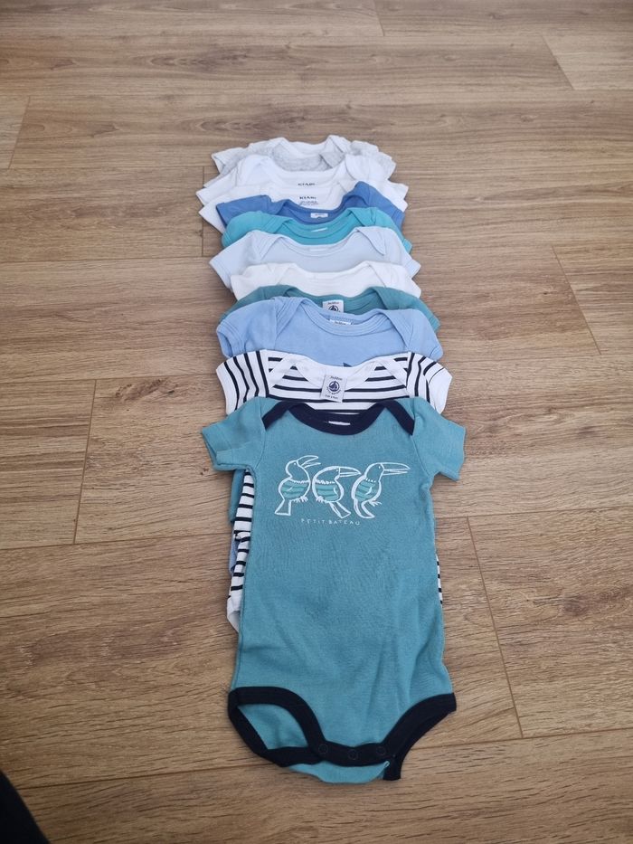 Lot 12 bodies 3 mois manches courtes