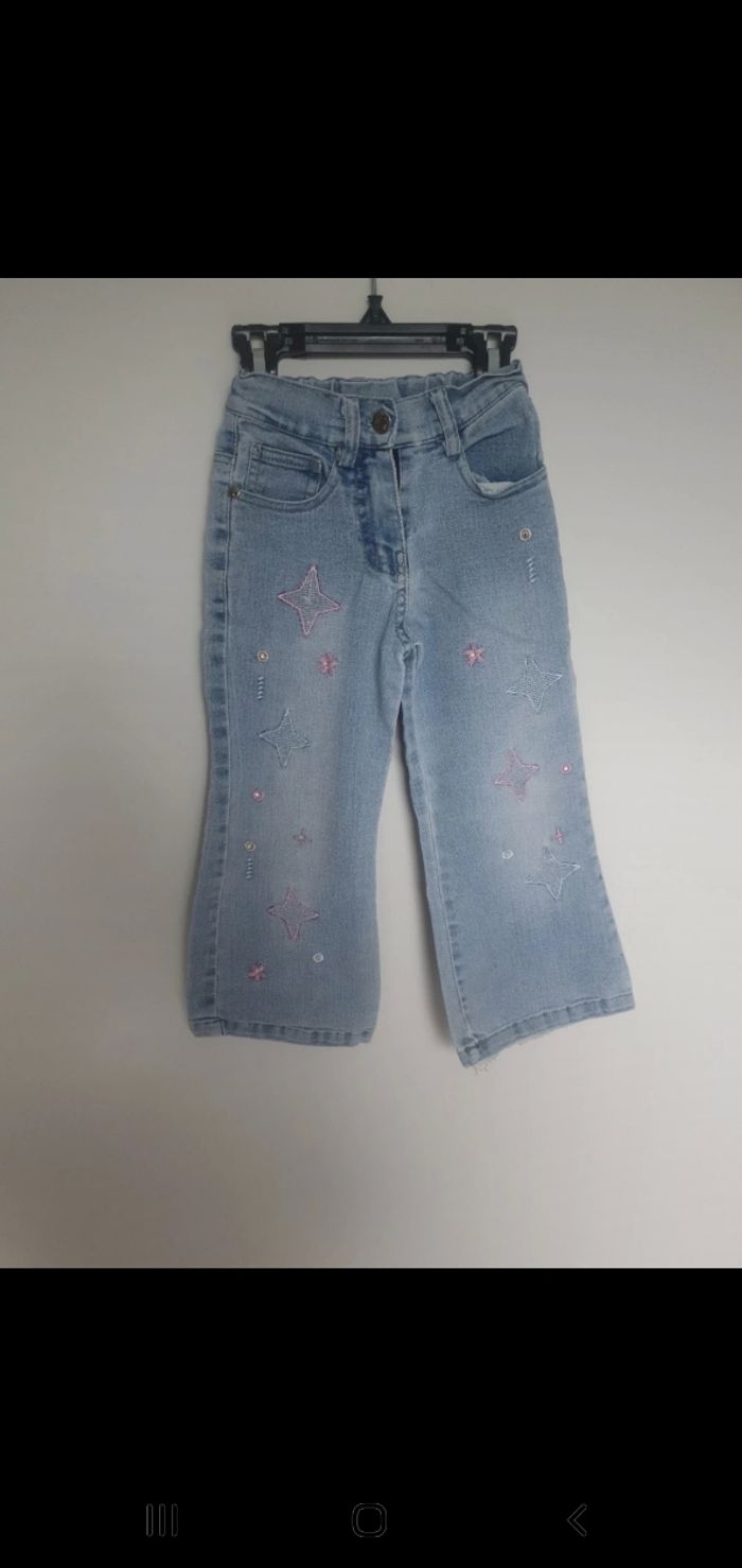 Jeans bleu clair bootcut broderie sur jambe. 2 ans