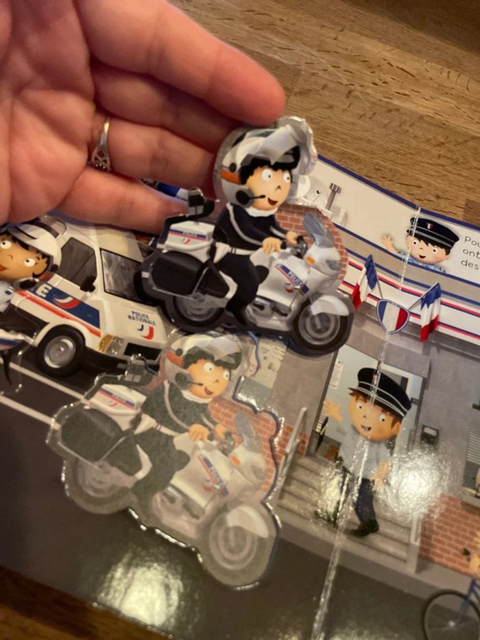 Livre P’tit Garçon Joue et découvre La police - photo numéro 8