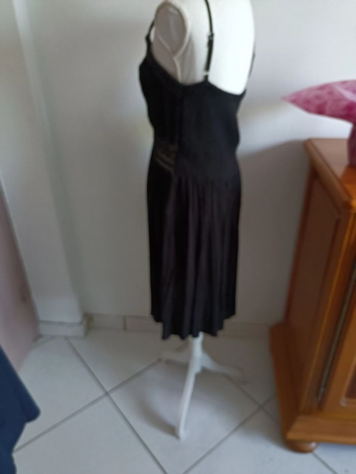 Joli robe noire tissus crêpe Neuve - photo numéro 10